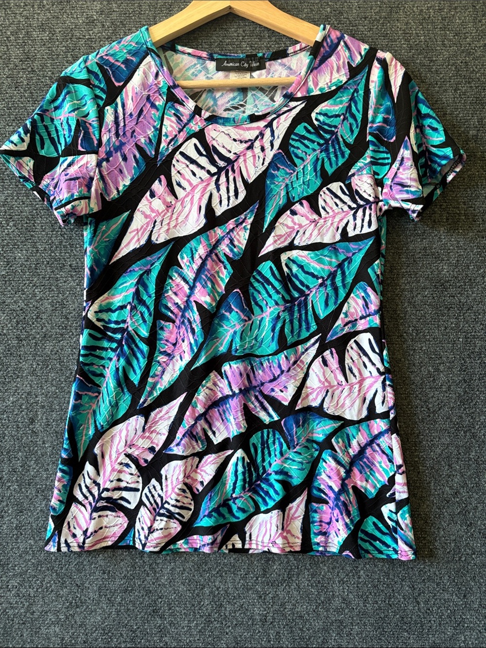 American City Wear Teal, Pink & Black Leaf Print Short Sleeve Textured Top
Small